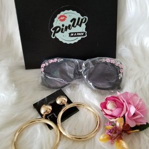 PinUp In A Pack Gift Box, Vintage Jewelry Set